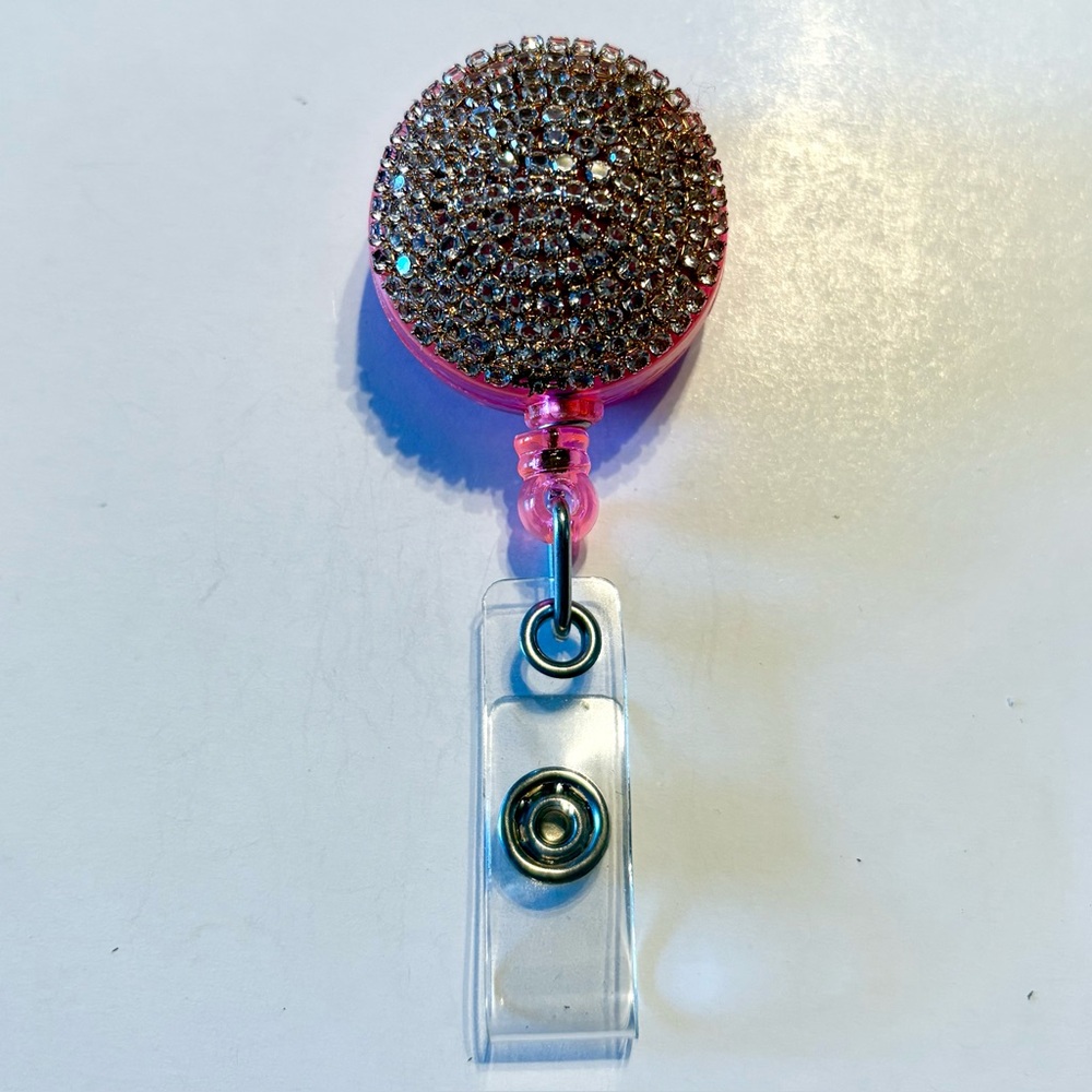 Retractable badge holder